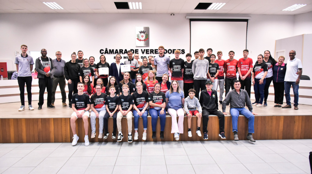Desportistas de São Miguel do Oeste são homenageados na Câmara de Vereadores