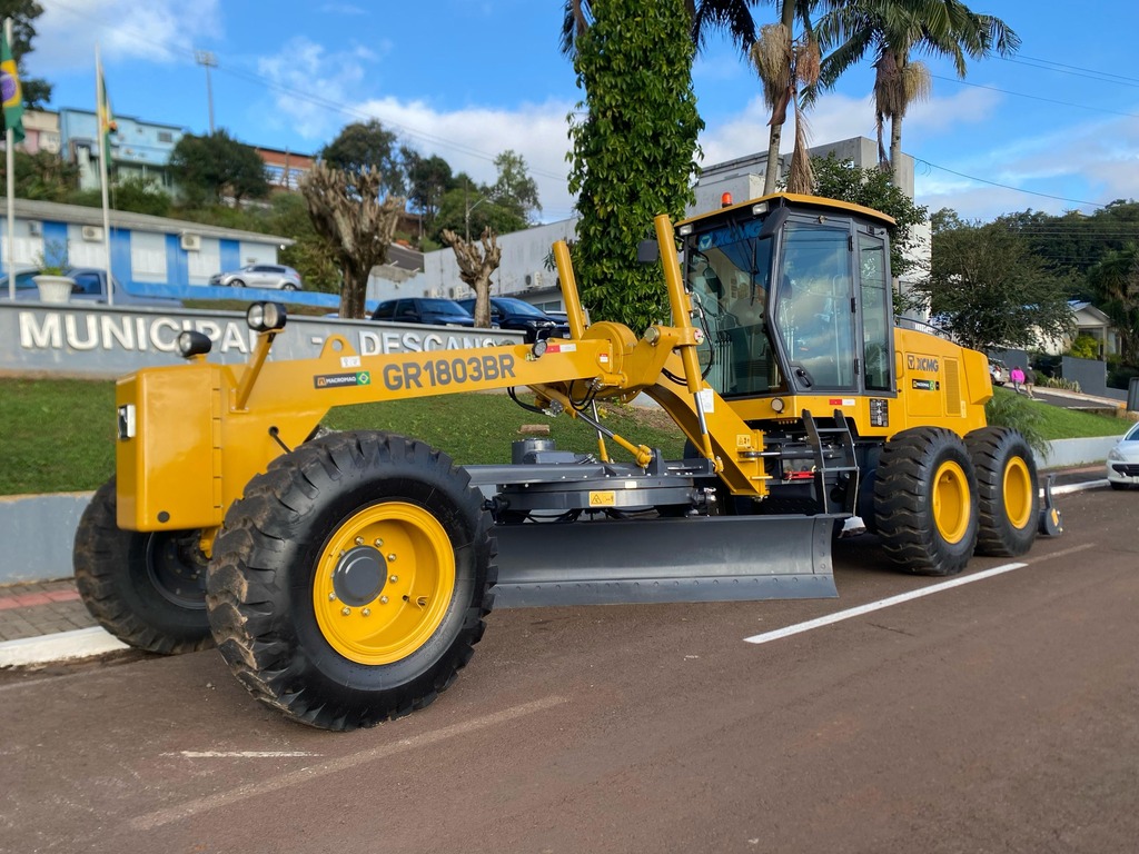 istração Municipal anuncia a aquisição de uma nova motoniveladora