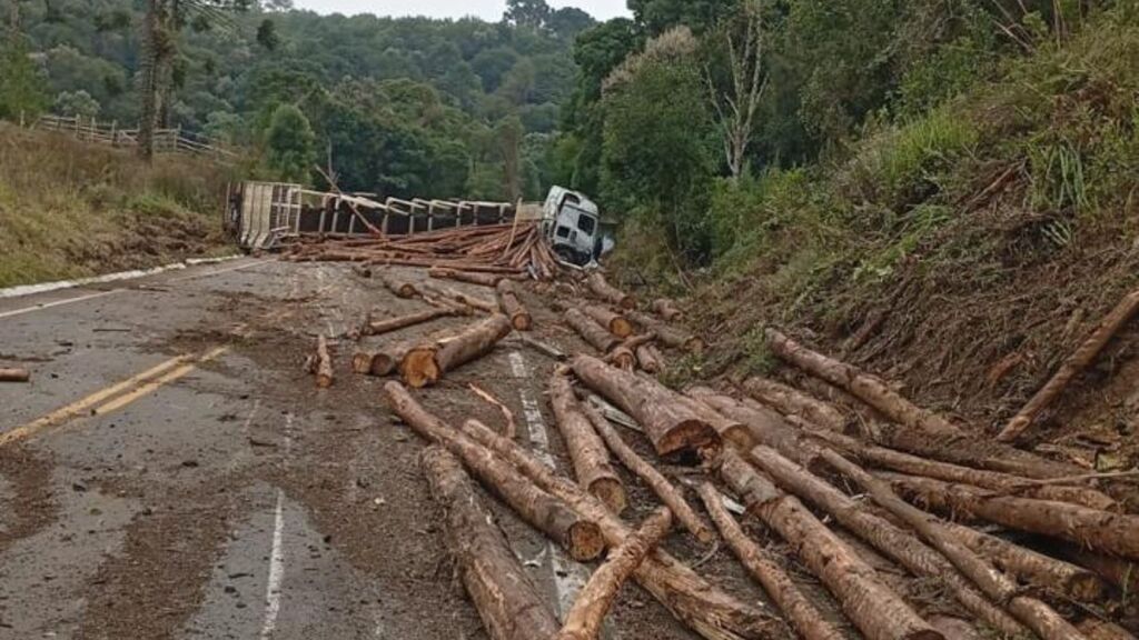 PMRv atende capotamento de caminhão de tora em Rio Rufino