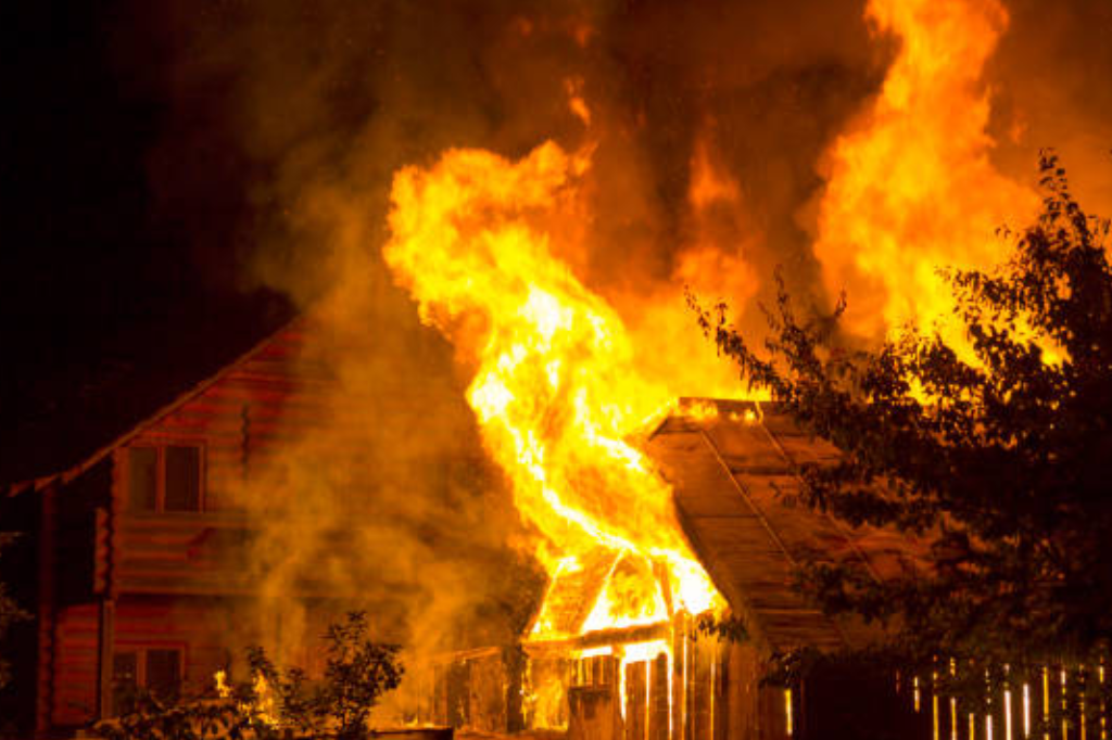 Imagem iStock - Policiais salvam homem de incêndio em residência de Paulo Lopes