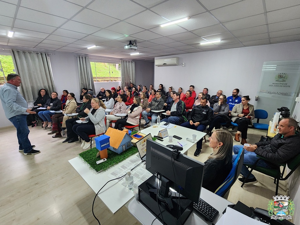 Saúde reúne profissionais para compartilhar informações e reforçar o propósito de atender bem a população