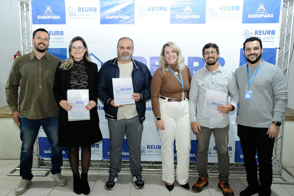 Famílias de Areias de Palhocinha recebem títulos de propriedade em cerimônia realizada pela Prefeitura de Garopaba