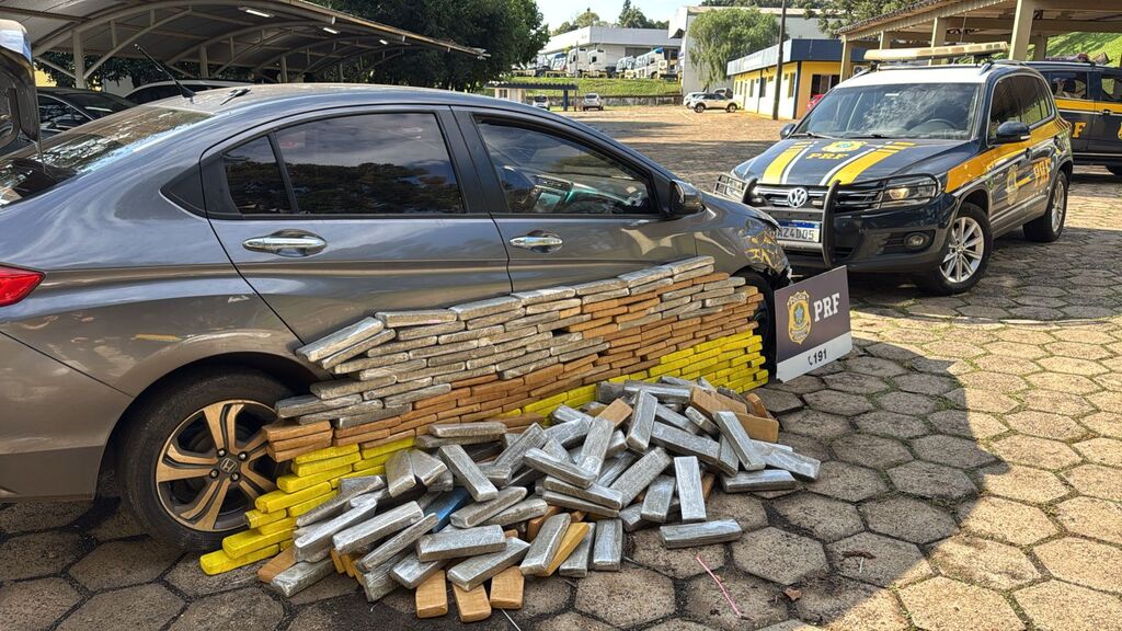 PRF apreende 221 kg de maconha e recupera carro roubado que fugiu da abordagem