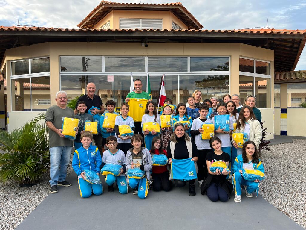 Alunos da rede municipal de Balneário Arroio do Silva recebem novos uniformes