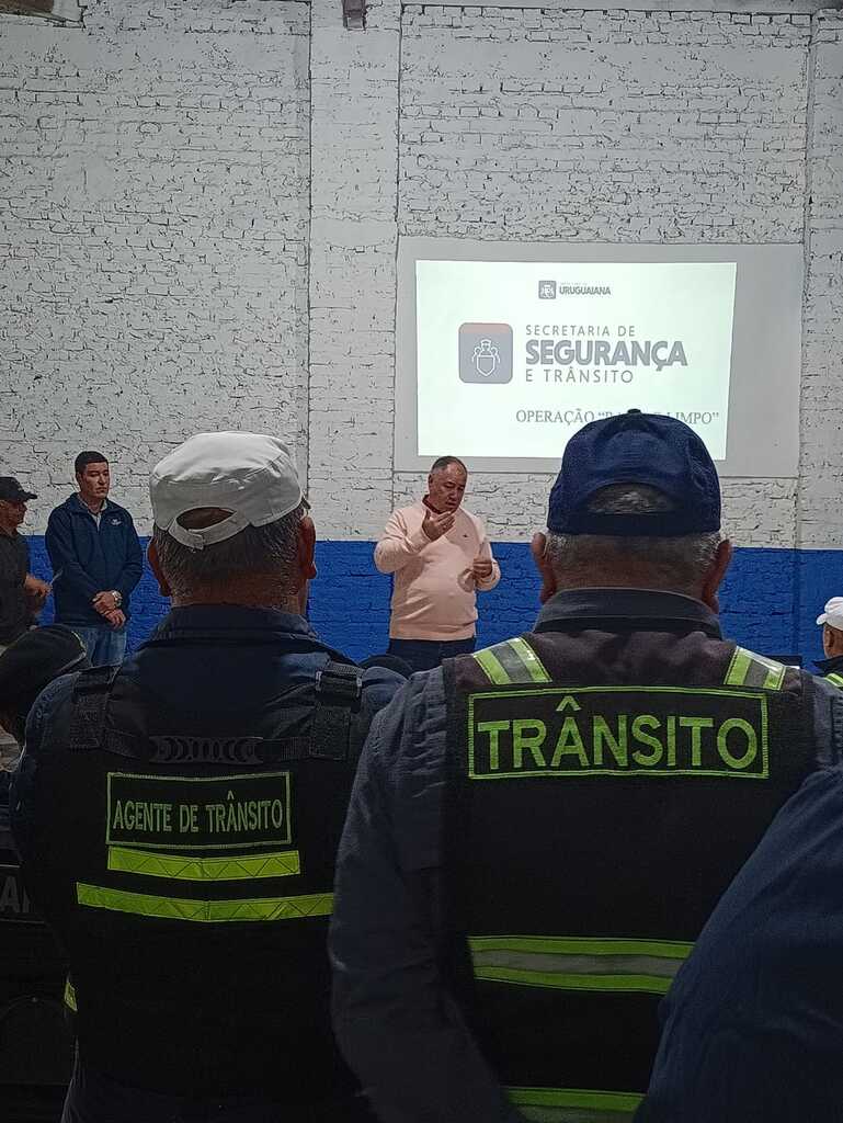 Operação recolhe veículos abandonados no município