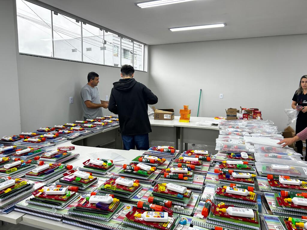 Correia Pinto entrega mais de 1.600 kits escolares