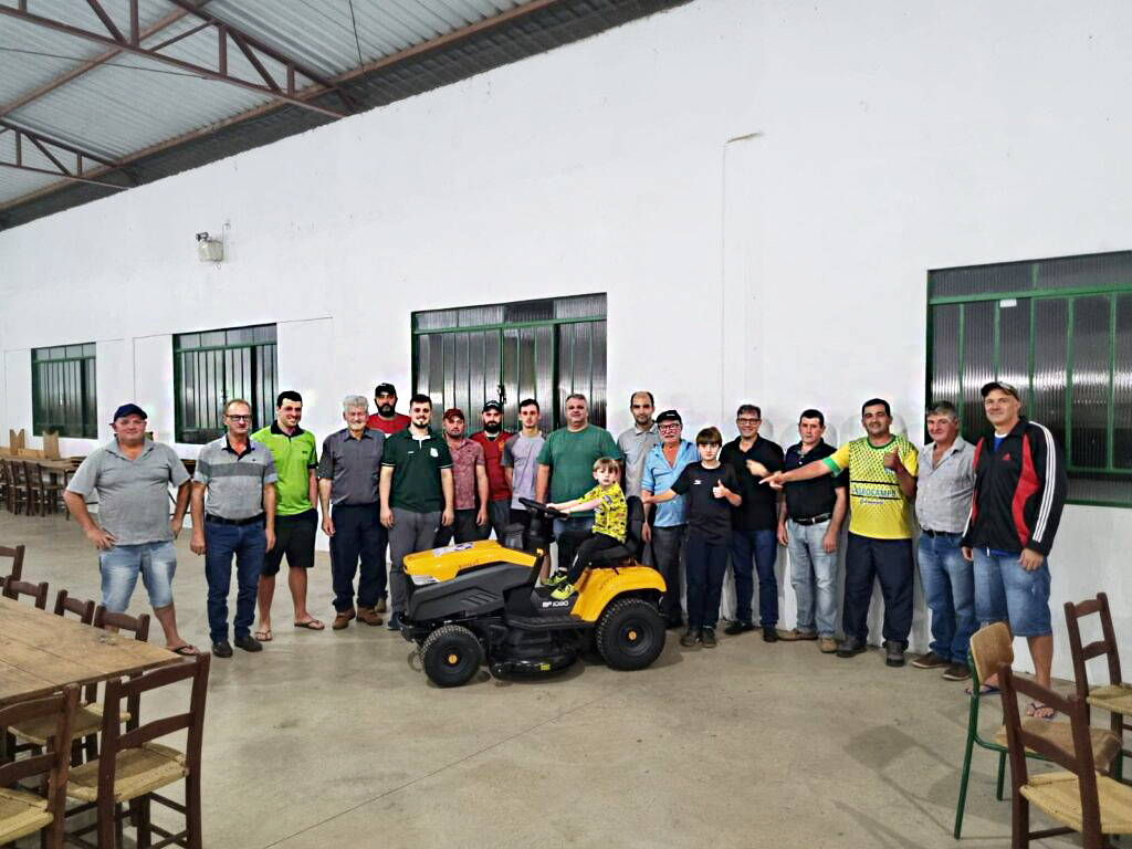 PREFEITURA DE LACERDÓPOLIS INICIA ENTREGA DE TRATORES CORTADORES DE GRAMA PARA COMUNIDADES
