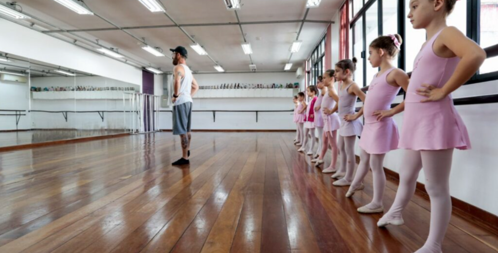 Escola Municipal de Ballet celebra 50 anos com dança, memória e arte no jardim da Casa da Cultura