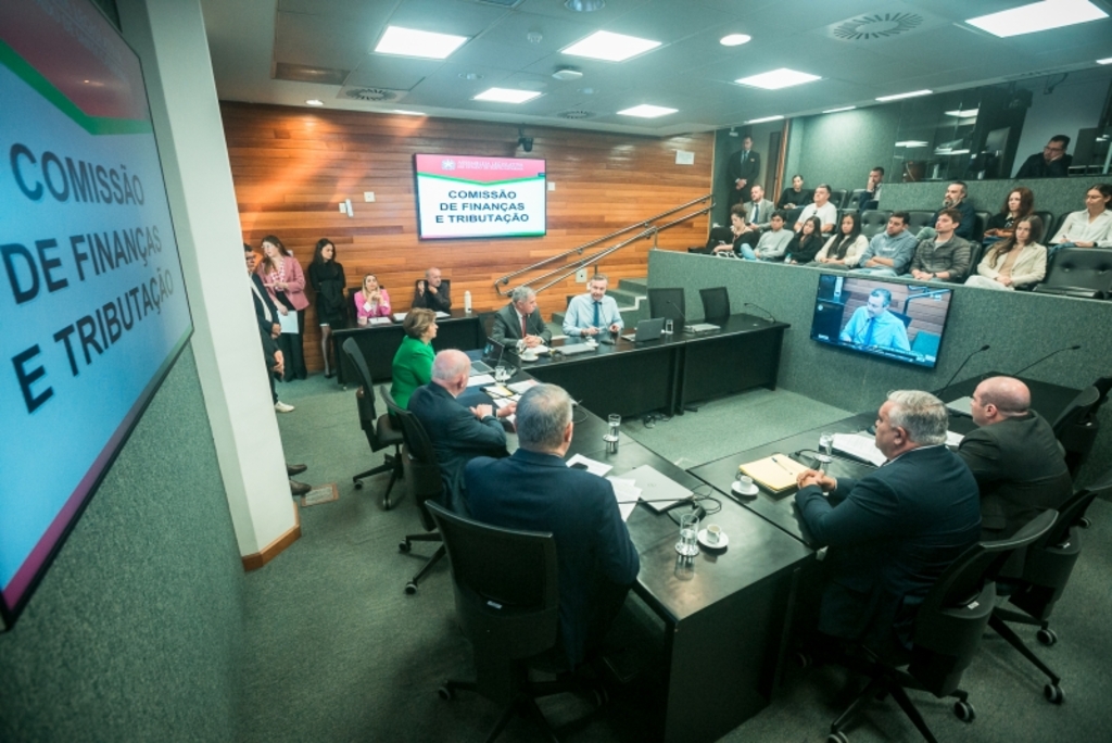 Falhas no programa Universidade Gratuita geram críticas no Parlamento
