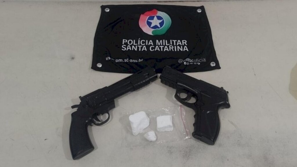 POLÍCIA MILITAR APREENDE DROGAS E SIMULACROS DE ARMA DE FOGO EM SANTA ROSA DO SUL