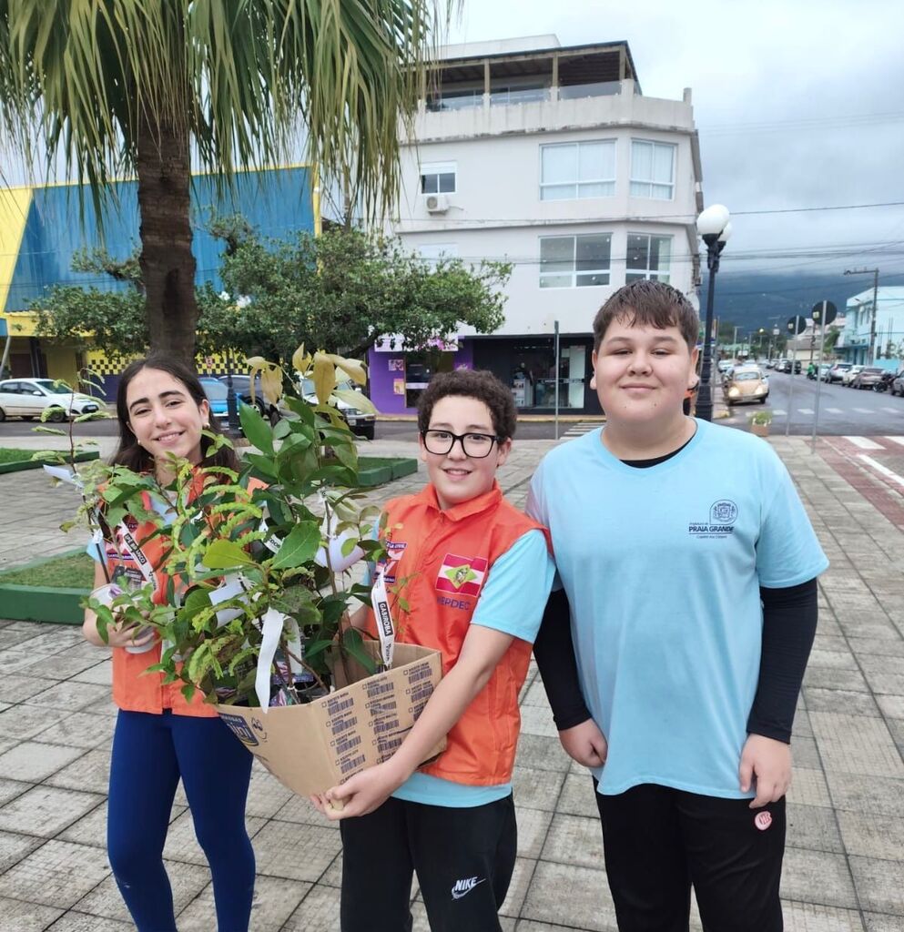 PROGRAMA DEFESA CIVIL NA ESCOLA PROMOVE AÇÃO COM DISTRIBUIÇÃO DE PLANTAS EM PRAIA GRANDE