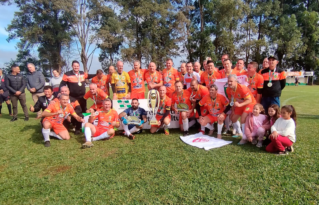 E.C. Pérola conquista o título do Municipal na categoria Máster