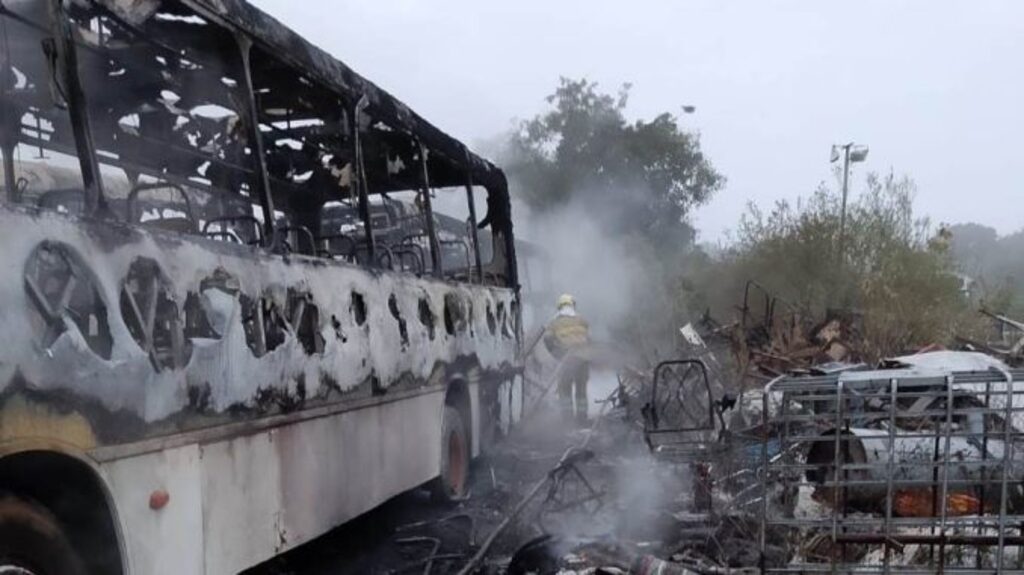 Incêndio consome garagem de transportadora em Alegrete