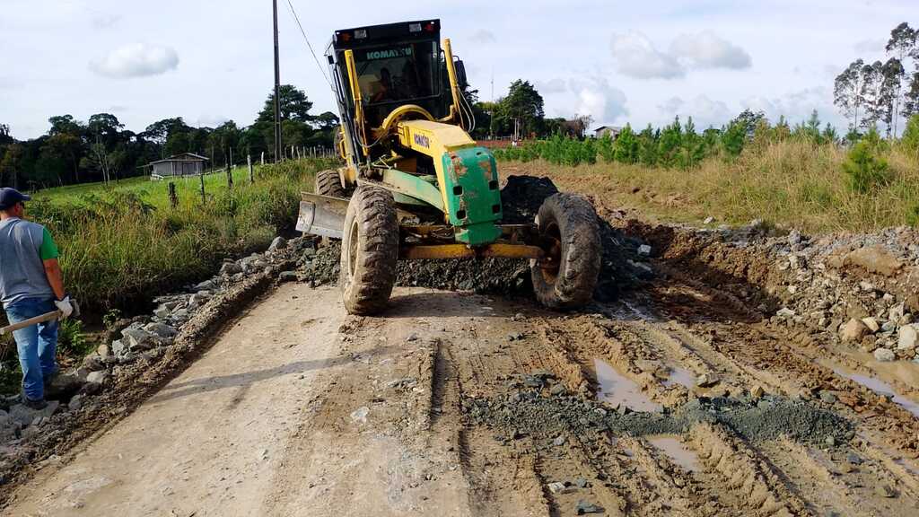Secretaria de Obras realiza manutenção na estrada geral da Casa Vermelha