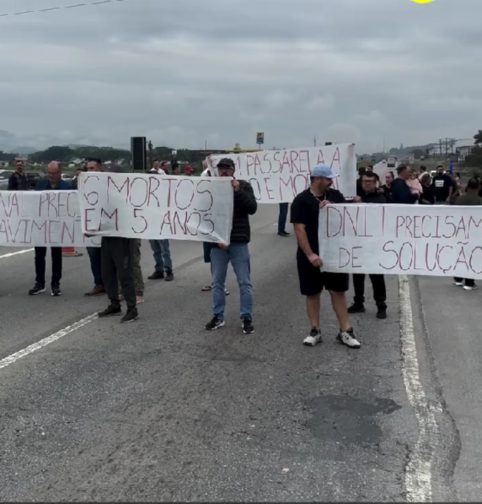 Moradores Realizam Manifestação na BR-470 e Cobram Passarela e Melhorias na Via Marginal