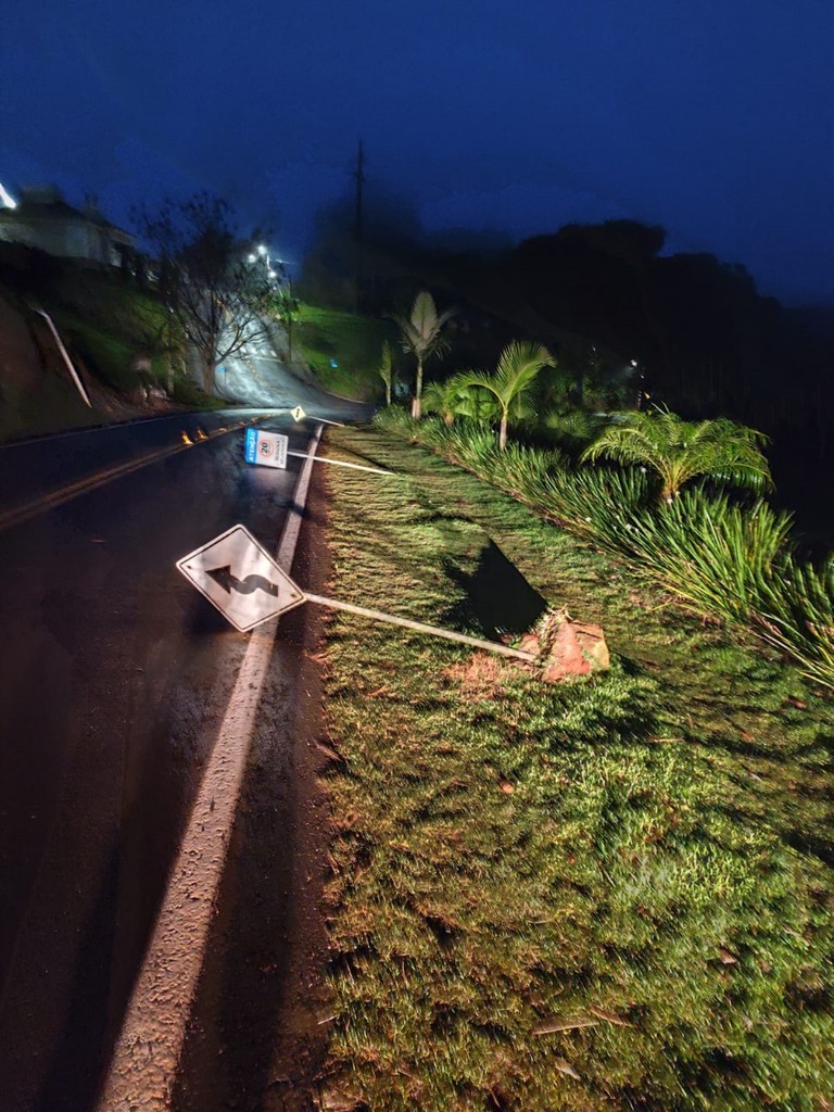 Vândalos danificam diversas placas de sinalização de trânsito e lixeiras em Itapiranga