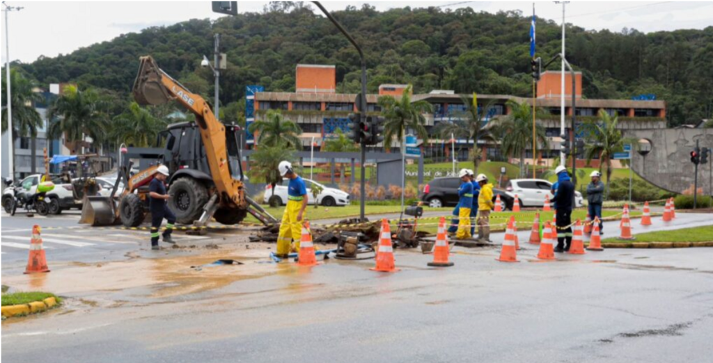 Águas de Joinville atua em manutenção emergencial na rua 9 de Março