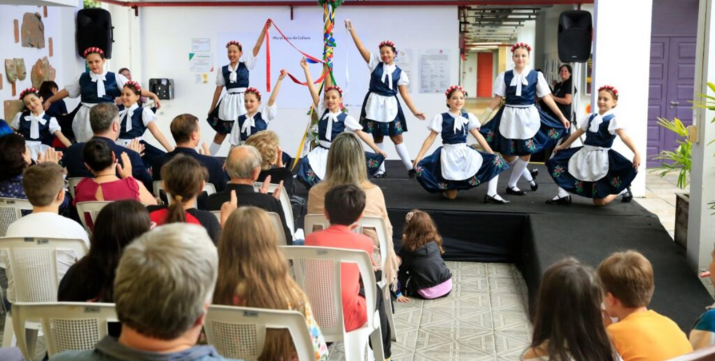 Escola Municipal de Ballet de Joinville comemora 50 anos