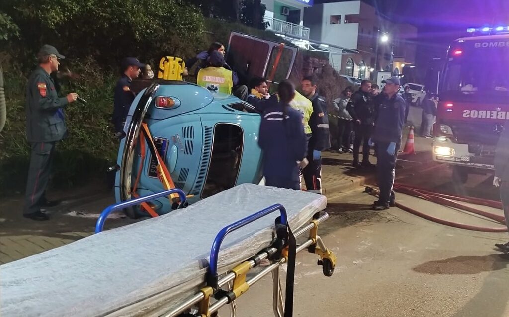 Fusca tomba no centro de Rio do Sul e duas pessoas ficam feridas