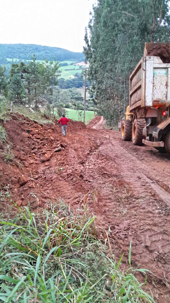 SECRETARIA DE OBRAS DE LACERDÓPOLIS INTENSIFICA AÇÕES NO MEIO RURAL E URBANO