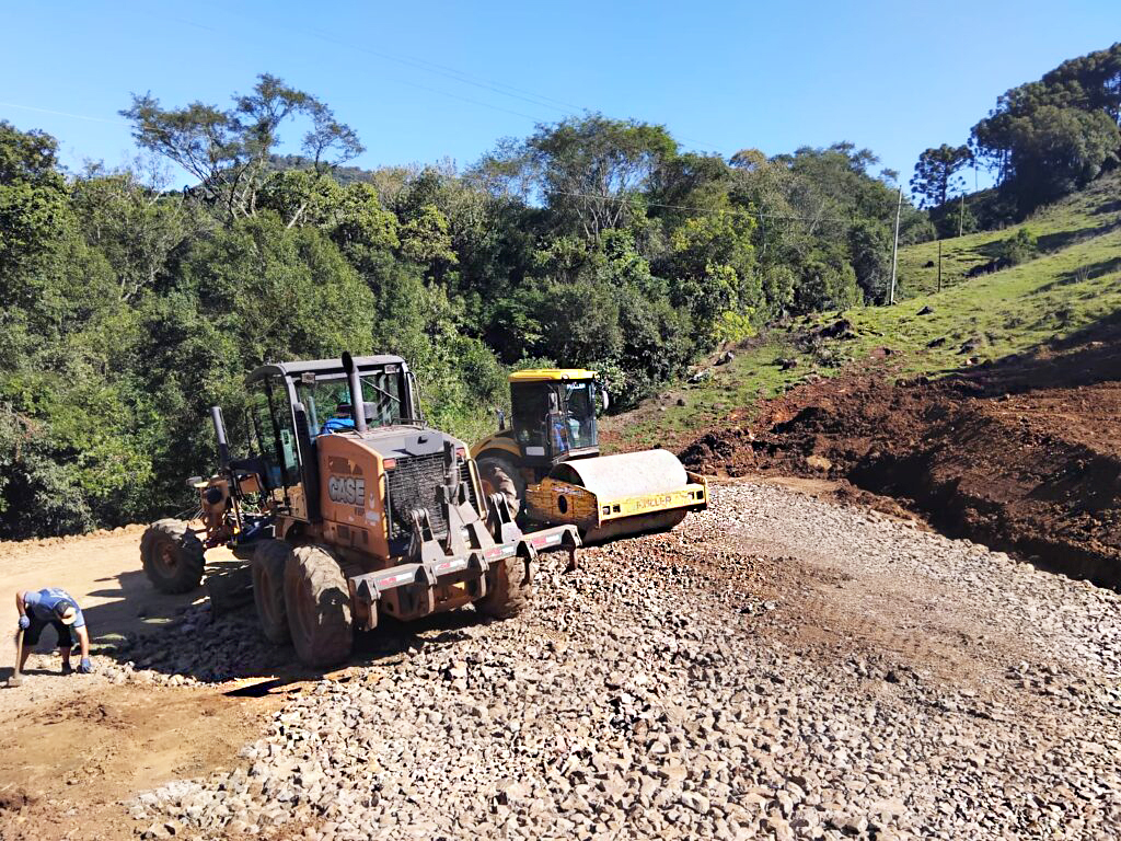 SECRETARIA DE OBRAS DE LACERDÓPOLIS INTENSIFICA AÇÕES NO MEIO RURAL E URBANO