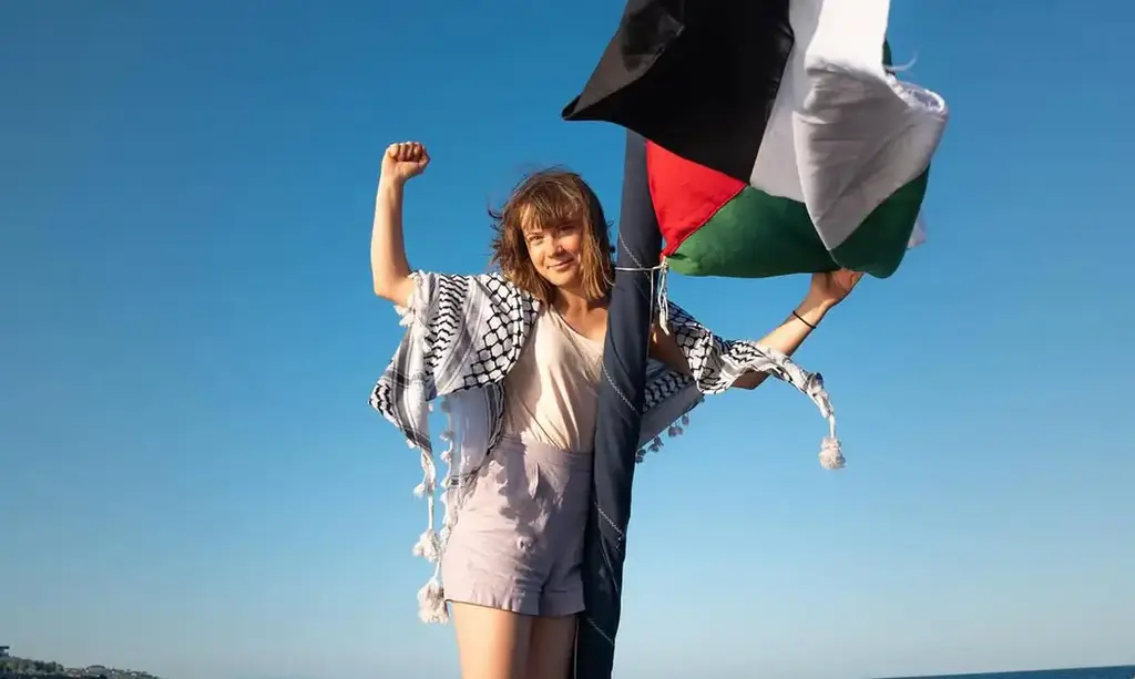 Greta Thunberg é deportada de Isarel após barco ser apreendido em Gaza