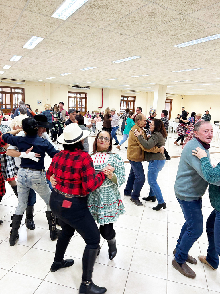 BAILE DE SÃO JOÃO REÚNE GRUPOS DA TERCEIRA IDADE NO CENTRO DE EVENTOS