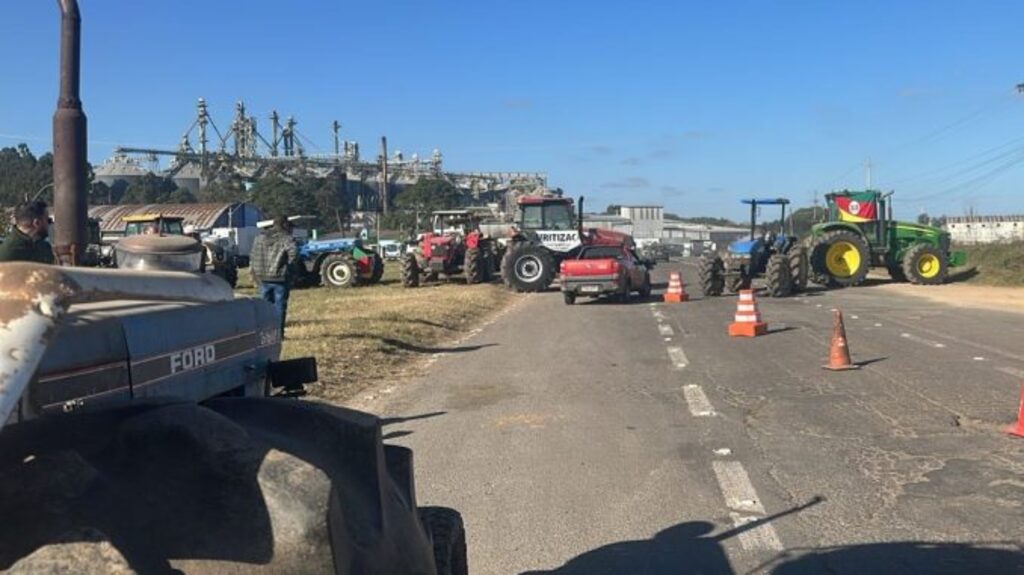 Produtores rurais bloqueiam a BR-290 em novo protesto