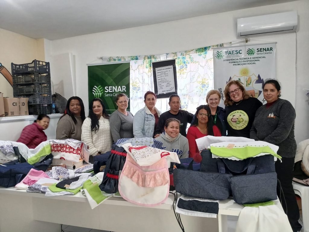 Artesanato de costura em tecidos é tema de curso no Cras