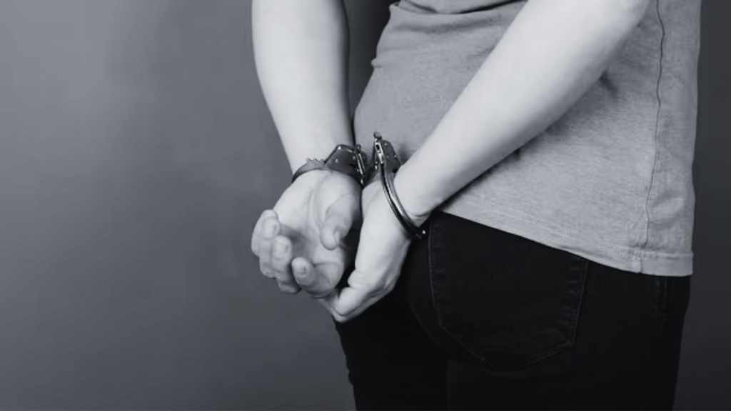 Foto: Reprodução Internet - Condenada por roubo: Mulher foragida presa em Garopaba após ação da Polícia Militar