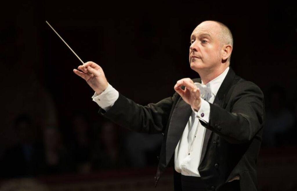 Maestro inglês rege concertos da Ospa em junho