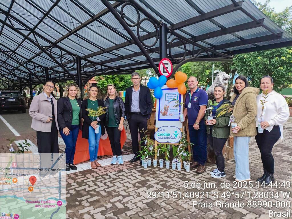 PROGRAMA DEFESA CIVIL NA ESCOLA PROMOVE  AÇÃO COM DISTRIBUIÇÃO DE PLANTAS EM PRAIA GRANDE