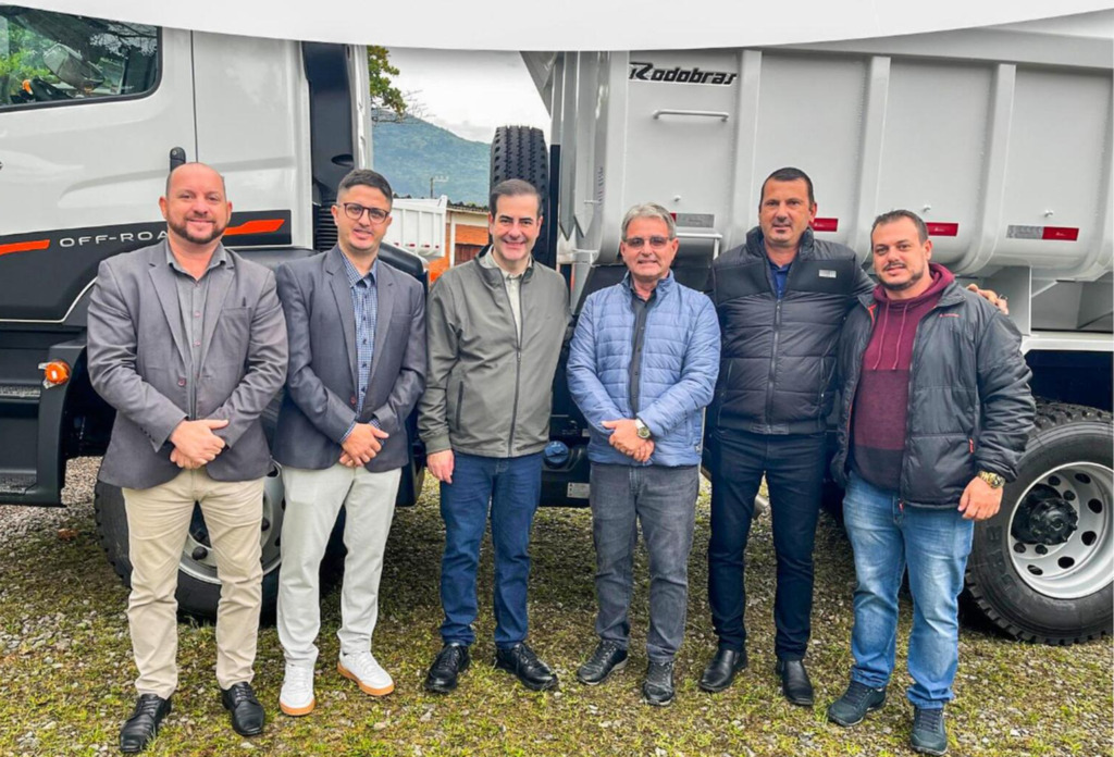 ADMINISTRAÇÃO MUNICIPAL DE PASSO DE TORRES RECEBE NOVA CAÇAMBA EM ATO OFICIAL EM FLORIANÓPOLIS