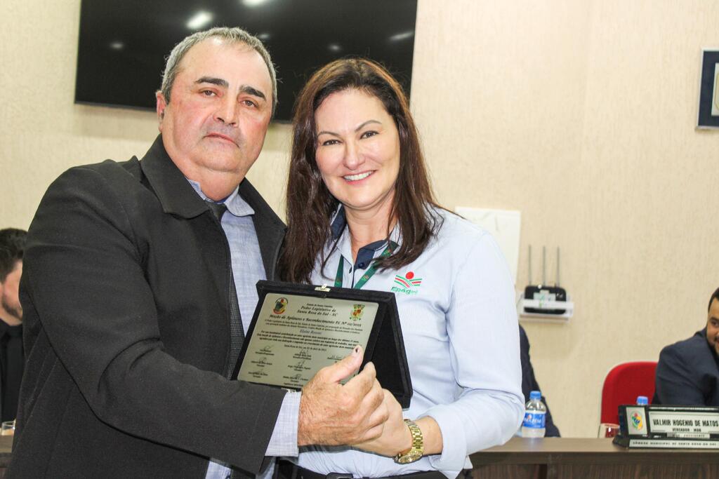 VEREADORES  DE SANTA ROSA DO SUL ENTREGAM MOÇÃO DE APLAUSO A  EXTENSIONISTA RURAL DA EPAGRI ELAINE ROSONI
