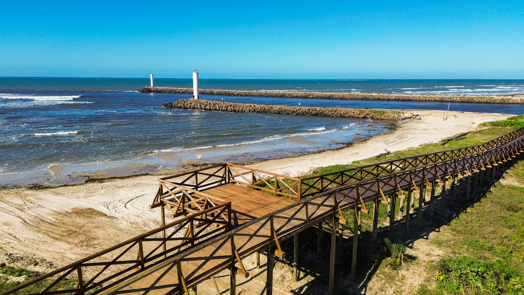 PASSARELA DA PRAIA DOS MOLHES SE CONSOLIDA COMO NOVO CARTÃO POSTAL DE PASSO DE TORRES