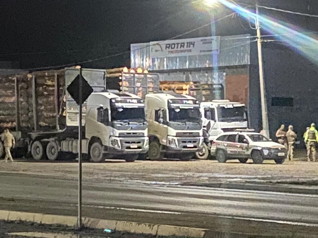 Polícia Militar flagra transporte irregular de madeira no interior de Otacílio Costa