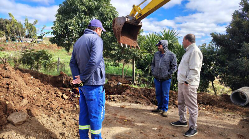 Prefeito Dirceu Pé acompanha início das obras de pavimentação na rua: Nerci Capelari
