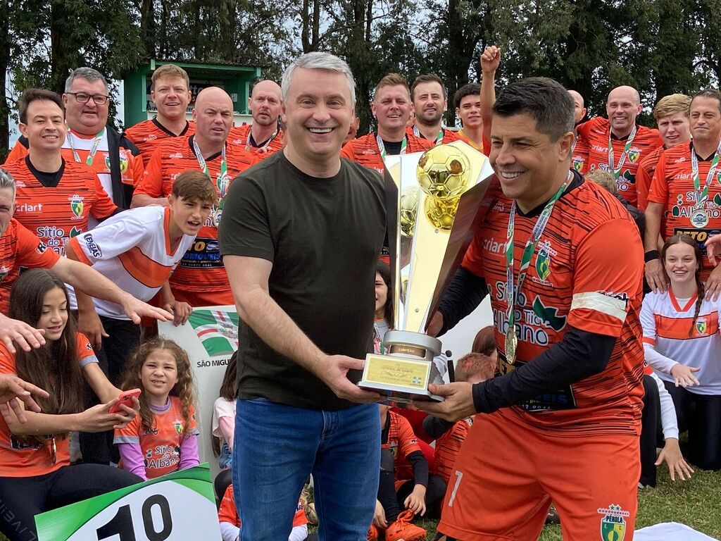 E.C. Pérola é o campeão do Municipal de Futebol de Campo na Categoria Veterano