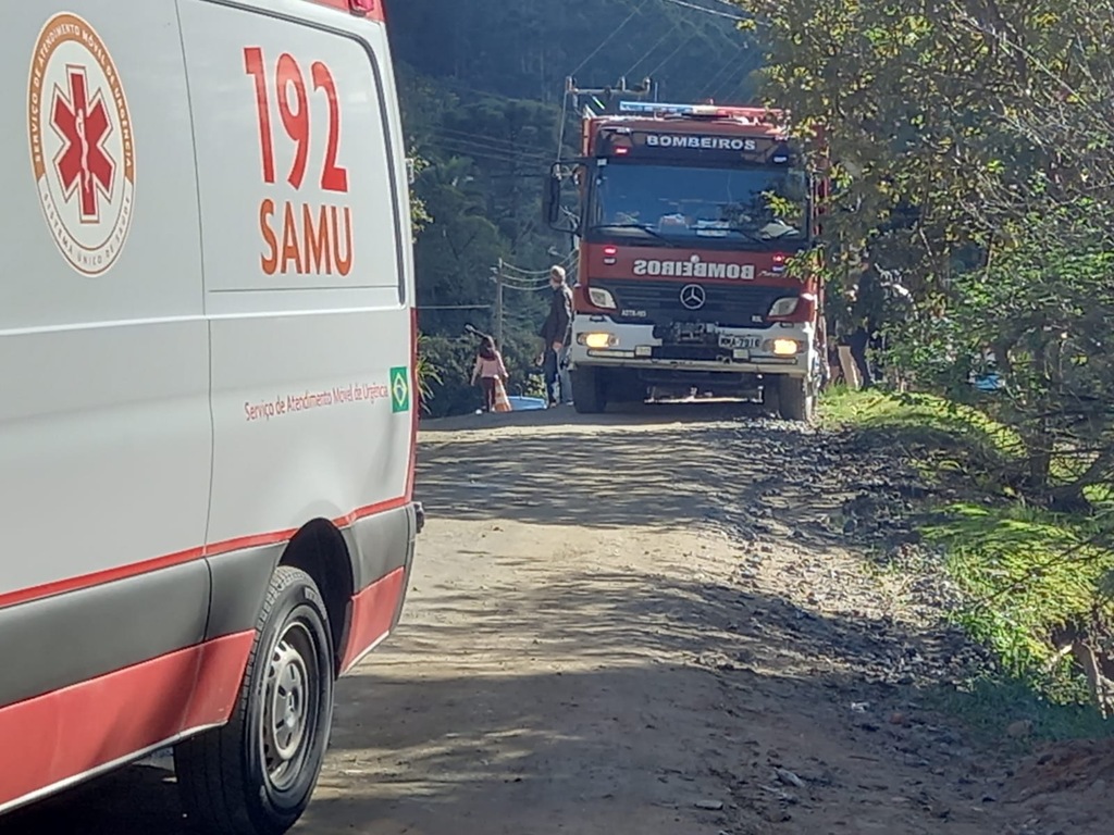 Quatro pessoas são atropeladas e motorista foge sem prestar socorro em Rio do Sul