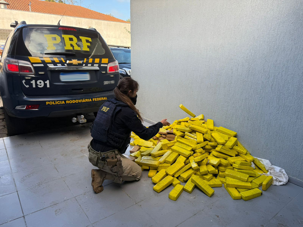 Condutor foge da PRF, cai de barranco e é preso com 120 kg de maconha e carro furtado