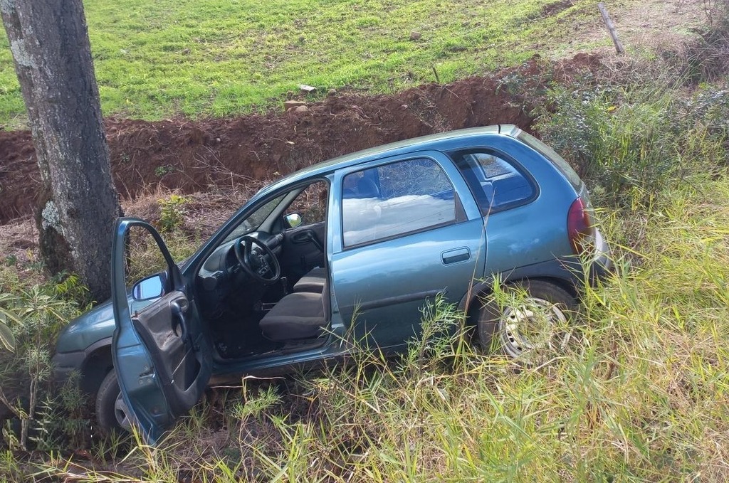 Condutor foge da Polícia Militar, colide em árvore e escapa a pé com criança no colo em Celso Ramos