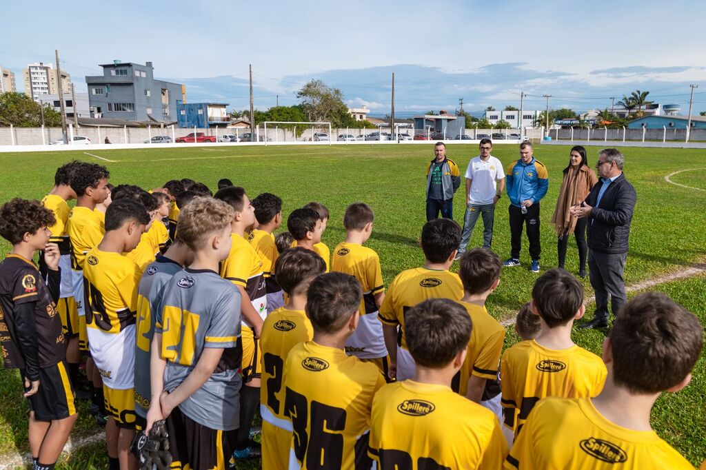 PROJETO TIGRINHOS COMEÇA EM PASSO DE TORRES COM ENTREGA DE FARDAMENTOS E TREINO