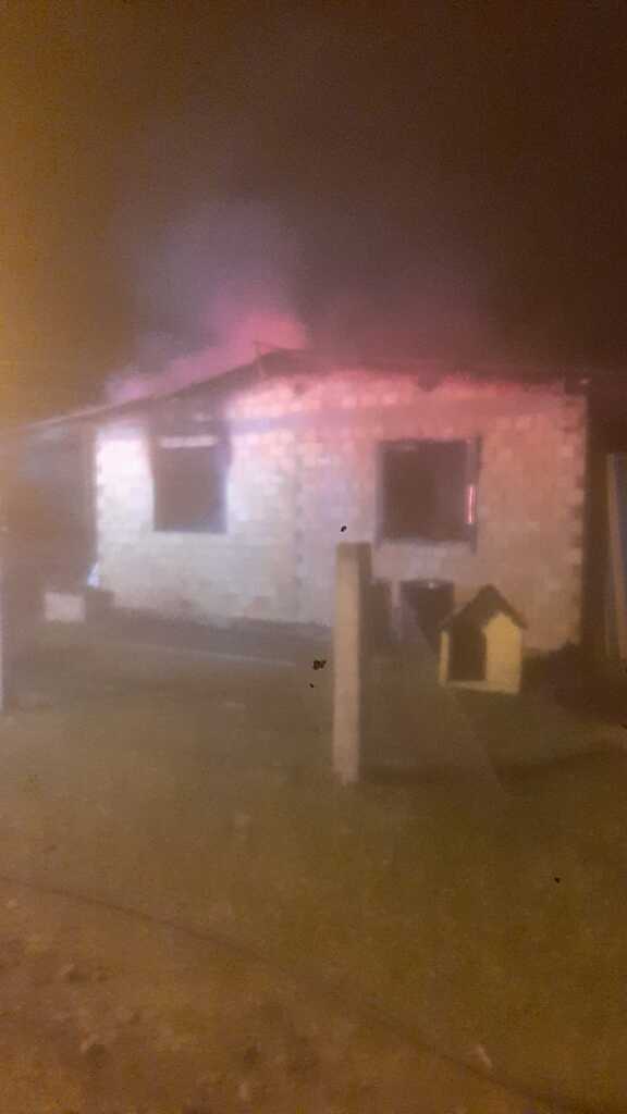 RESIDÊNCIA PEGA FOGO EM SÃO JOÃO DO SUL