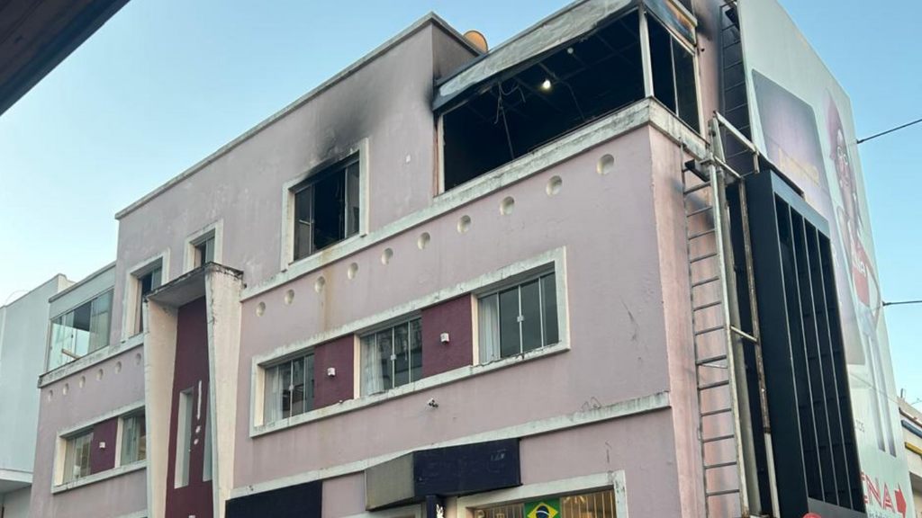 Imagem Divulgação - Policial de Imaruí salva idosa durante incêndio em apartamento