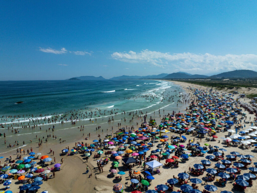 Turismo em Santa Catarina registra segundo maior crescimento do país no verão 2025