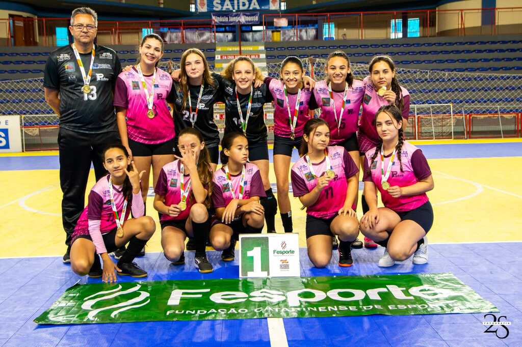 Escola Pedro Álvares Cabral conquista título regional dos JESC e garante vaga na fase estadual no futsal feminino