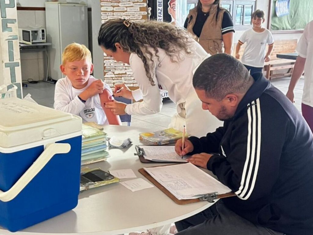 TRÊS CACHOEIRAS MOBILIZA SAÚDE E EDUCAÇÃO PARA INTENSIFICAR VACINAÇÃO NAS ESCOLAS