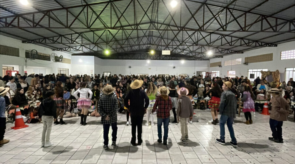 1ª FESTA JUNINA INTEGRADA DE LACERDÓPOLIS REÚNE GRANDE PÚBLICO