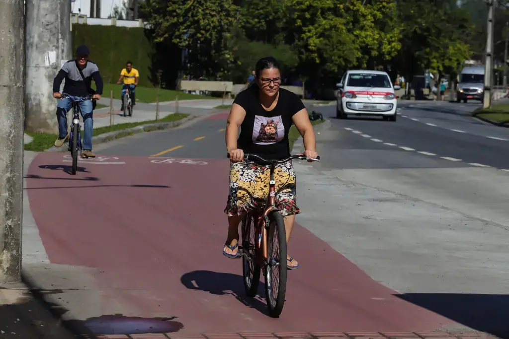 Falta de regras para patinetes e scooters elétricos vira risco nas ruas de Joinville