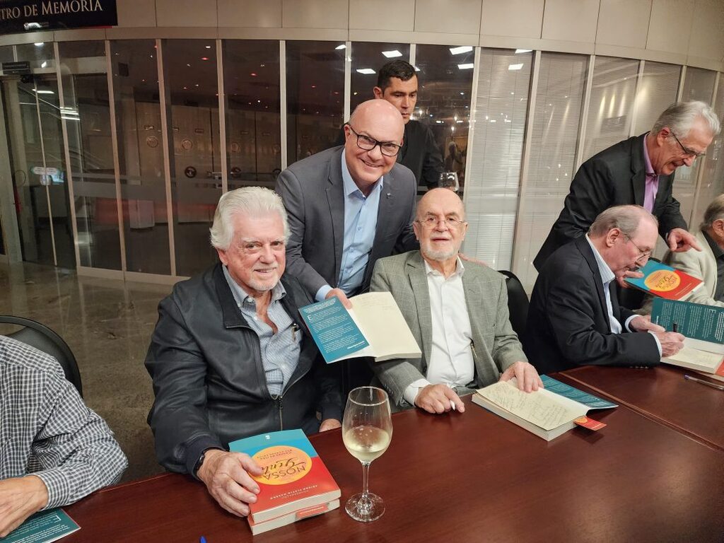 Livro “Nossa Gente – Causos da Ilha dos Ocasos Raros” é lançado na Alesc